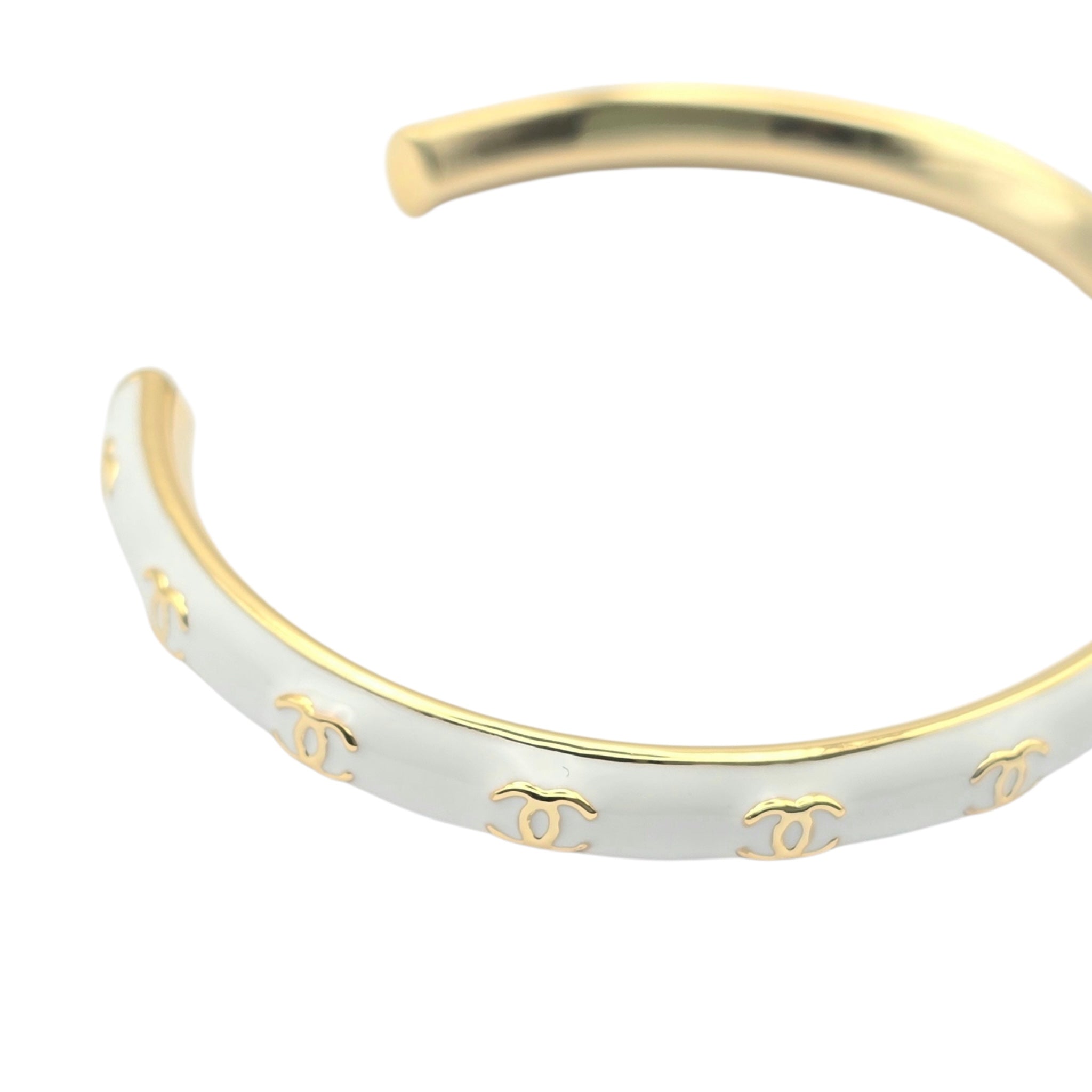 Chanel CC White/Gold Bangle 2024