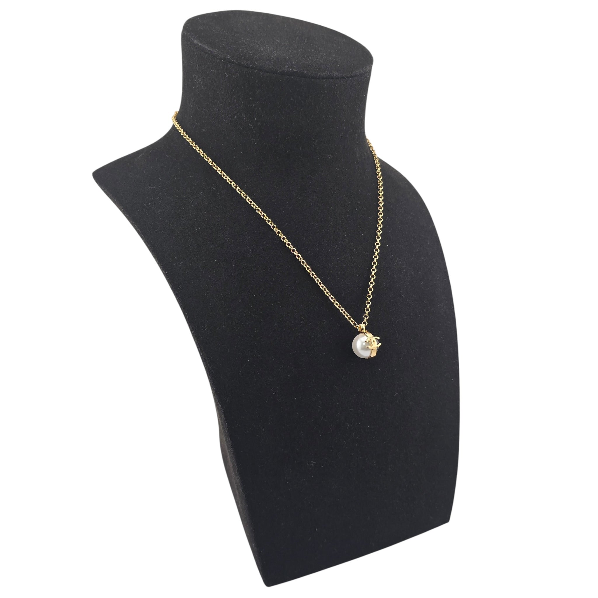 Chanel Pearl Metal CC Necklace Gold Black White 2026 CHANEL