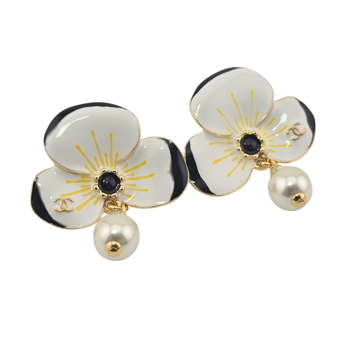 Chanel CC White Flower Pendant Earrings FW 2026 CHANEL