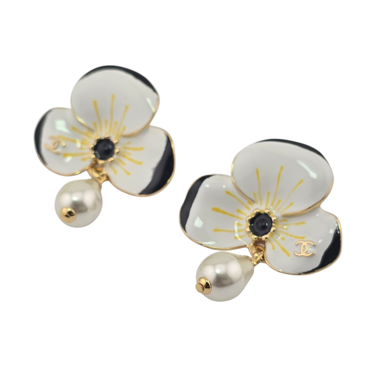 Chanel CC White Flower Pendant Earrings FW 2026 CHANEL