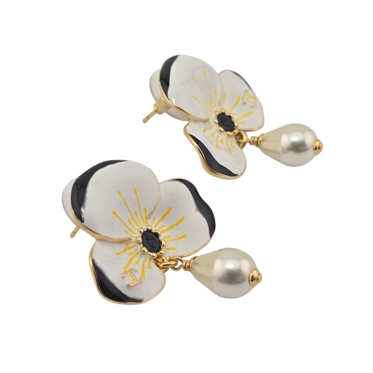 Chanel CC White Flower Pendant Earrings FW 2026 CHANEL