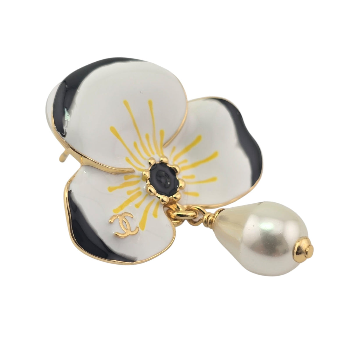 Chanel CC White Flower Pendant Earrings FW 2026 CHANEL