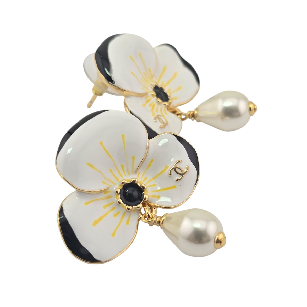 Chanel CC White Flower Pendant Earrings FW 2026 CHANEL